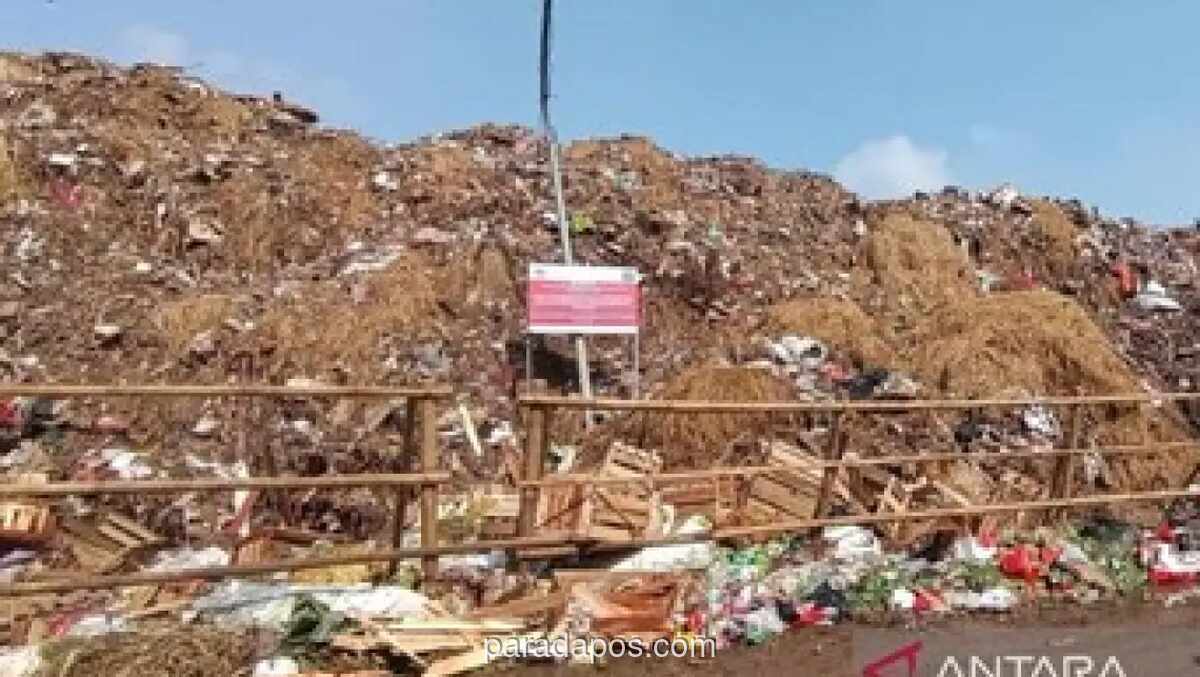 Suku Dinas LH Jakarta Timur Bantu Angkut Sampah Darurat di Pasar Induk Kramat Jati