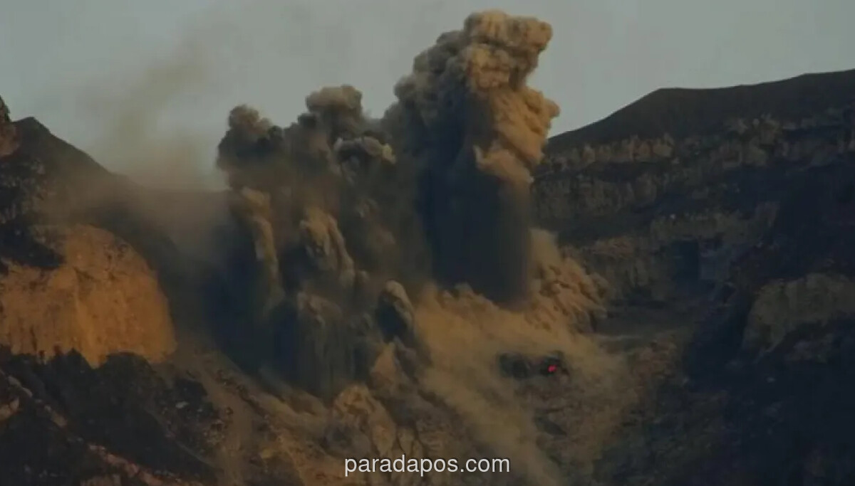 Gunung Semeru Erupsi Dua Kali, Luncurkan Awan Panas 3,5 Kilometer