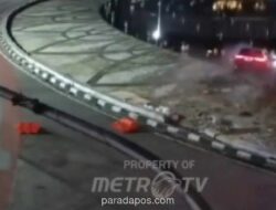 Mobil Listrik Tercebur ke Kolam Air Mancur Bundaran HI, Pengemudi Selamat