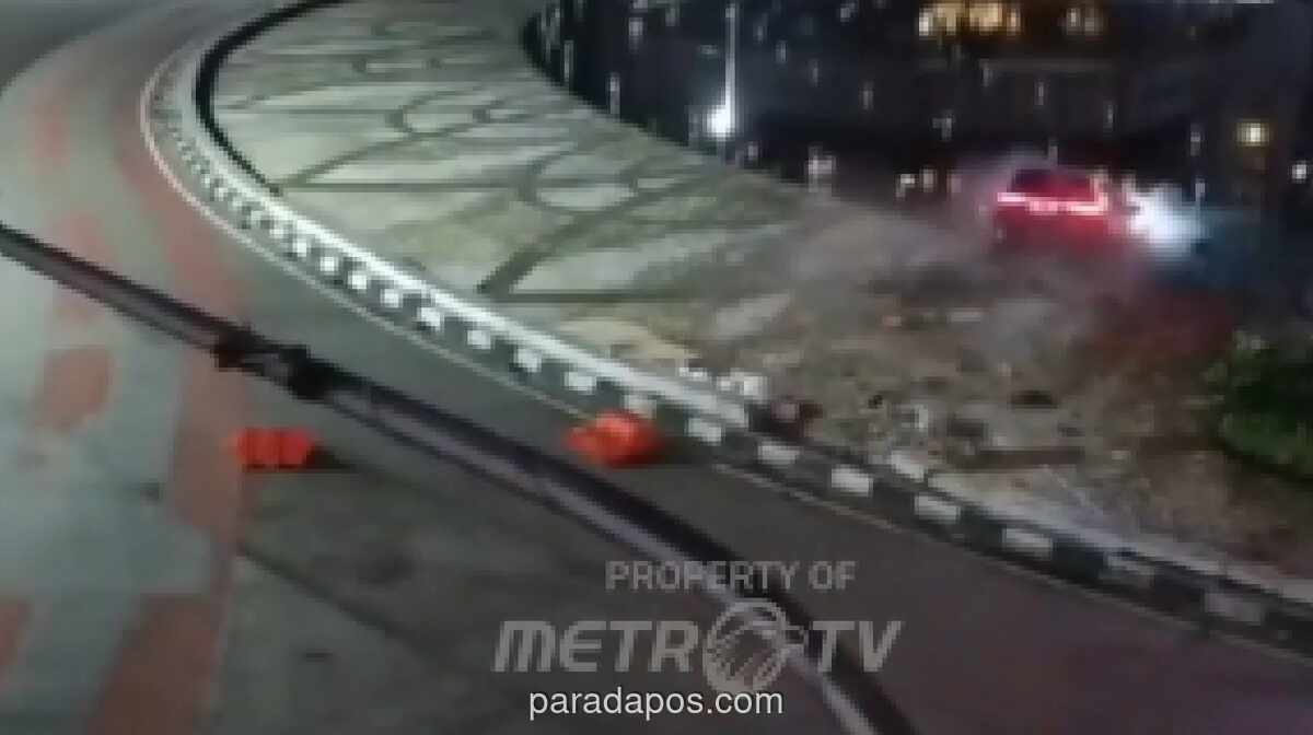 Mobil Listrik Tercebur ke Kolam Air Mancur Bundaran HI, Pengemudi Selamat