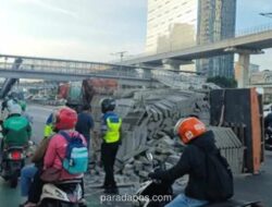 Truk Bermuatan Hebel Terguling di Gatot Subroto, Lalu Lintas Tersendat