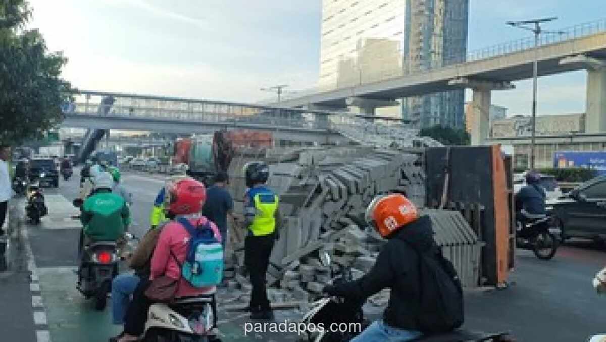 Truk Bermuatan Hebel Terguling di Gatot Subroto, Lalu Lintas Tersendat