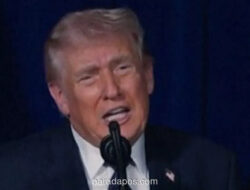 Trump Klaim Hancurkan Angkatan Laut dan Udara Iran, Ratusan Warga Mengungsi ke Pakistan