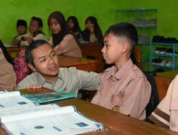 Wamendikdasmen Tinjau Jumat Bersih di Sukabumi, Tekankan Pembentukan Karakter Siswa