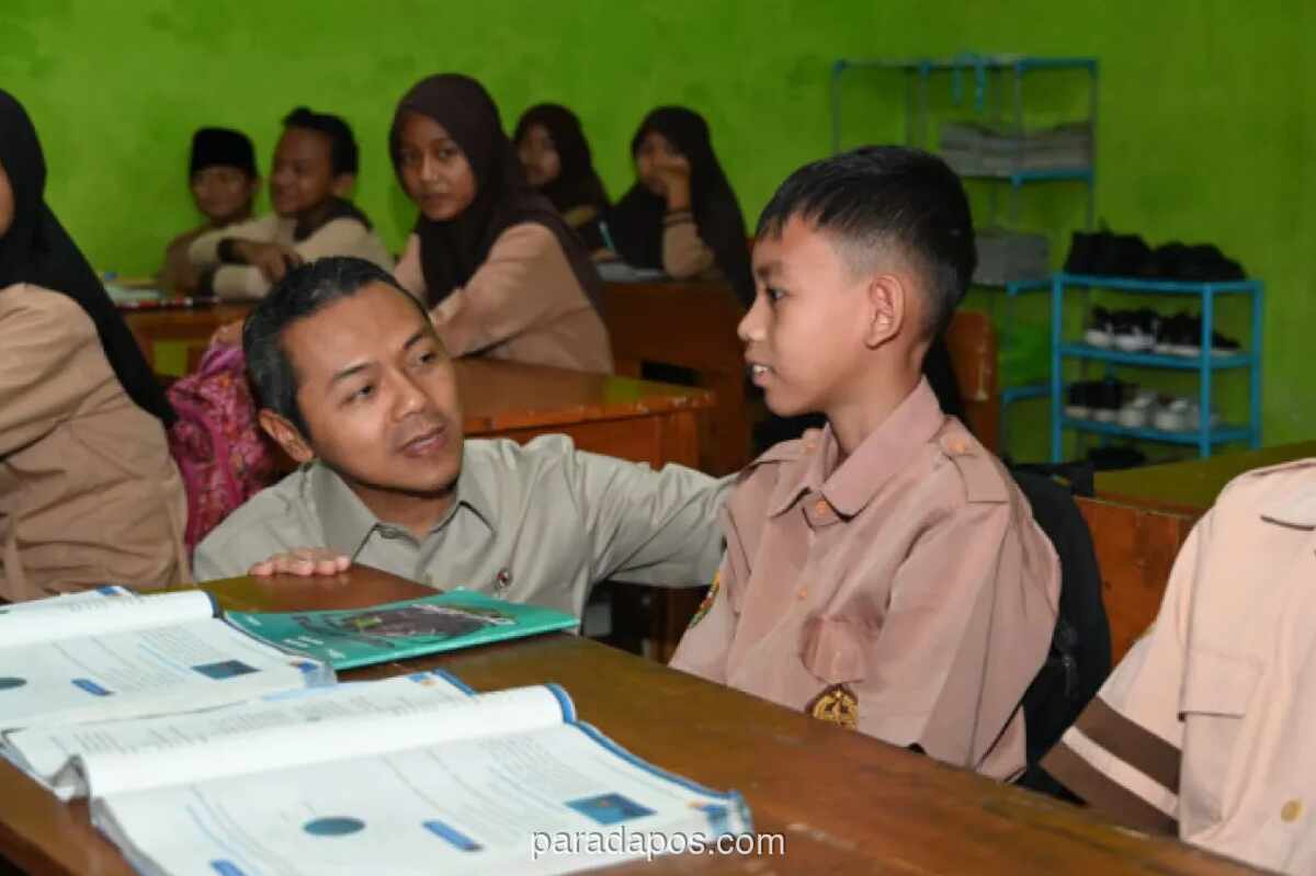 Wamendikdasmen Tinjau Jumat Bersih di Sukabumi, Tekankan Pembentukan Karakter Siswa