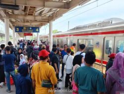 KRL Commuter Line Padat Penumpang di Hari Kedua Lebaran