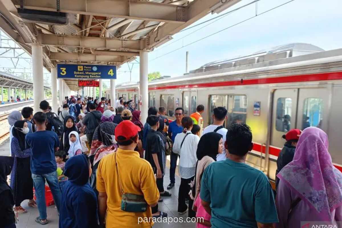 KRL Commuter Line Padat Penumpang di Hari Kedua Lebaran