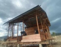 Warga Tapanuli Selatan Bangun Huntara dari Kayu Sisa Banjir Bandang