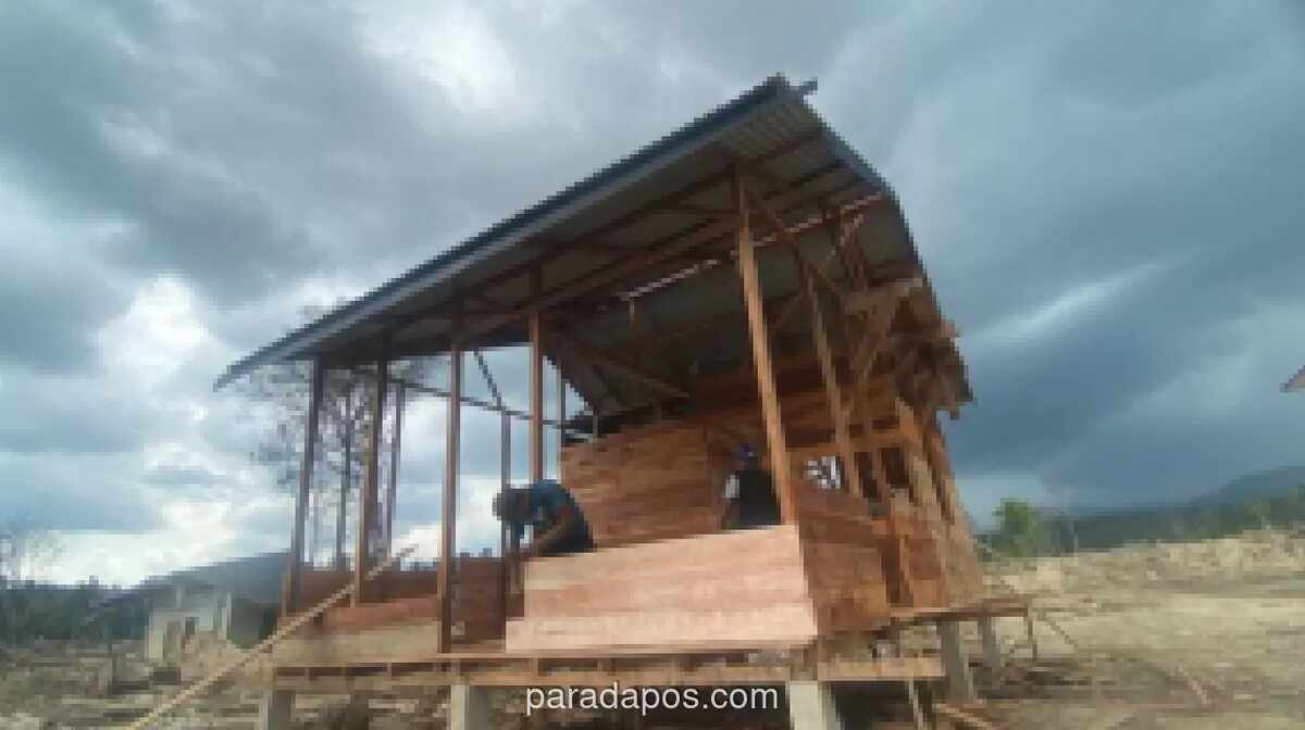 Warga Tapanuli Selatan Bangun Huntara dari Kayu Sisa Banjir Bandang