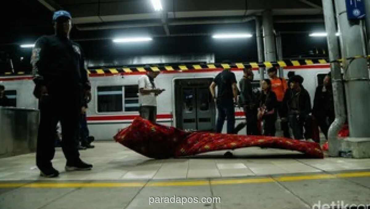 Tim SAR Evakuasi Wanita Selamat dari Gerbong KRL Ringsek di Bekasi Timur, Lima Tewas