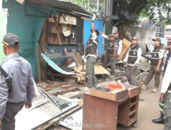 16 Bangunan Liar di Saluran Air Kuningan Barat Ditertibkan Setelah Sebulan Sosialisasi