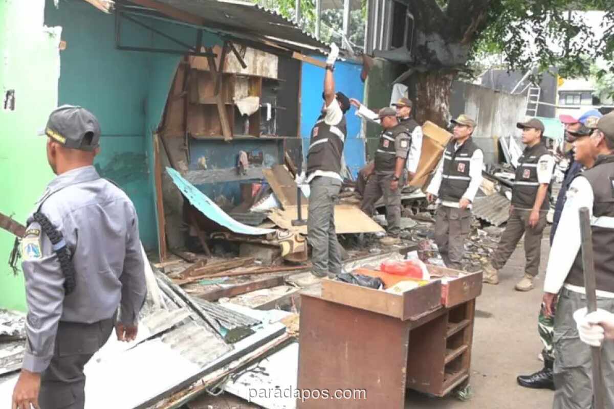 16 Bangunan Liar di Saluran Air Kuningan Barat Ditertibkan Setelah Sebulan Sosialisasi