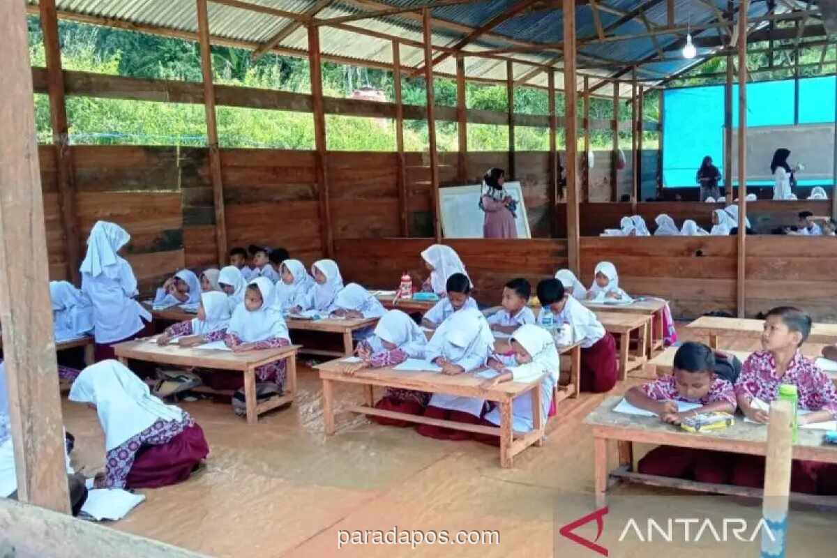 220 Siswa di Nagan Raya Tetap Bersekolah di Tenda dan Gedung Darurat Pascabanjir