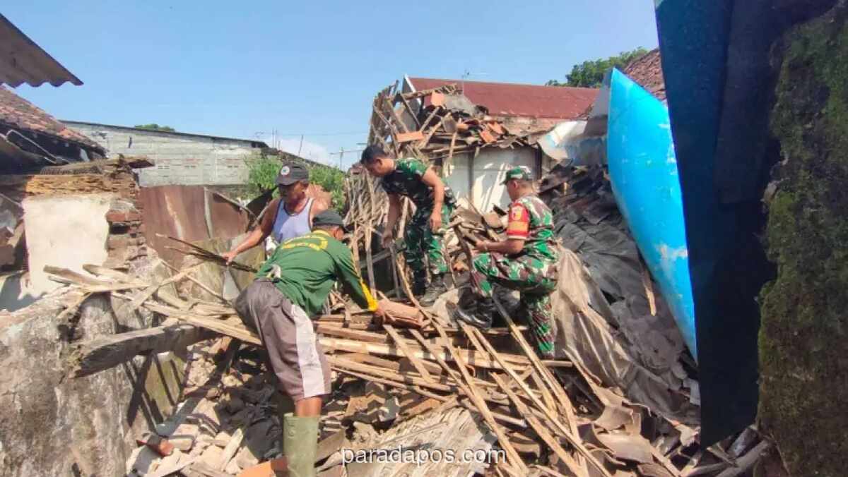 Atap Rumah Roboh Diterjang Hujan Deras di Kediri, Tidak Ada Korban Jiwa