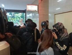 Istri dan Dua Anak Bandar Narkoba Ko Erwin Diborgol, Tiba di Bareskrim untuk Diperiksa atas TPPU