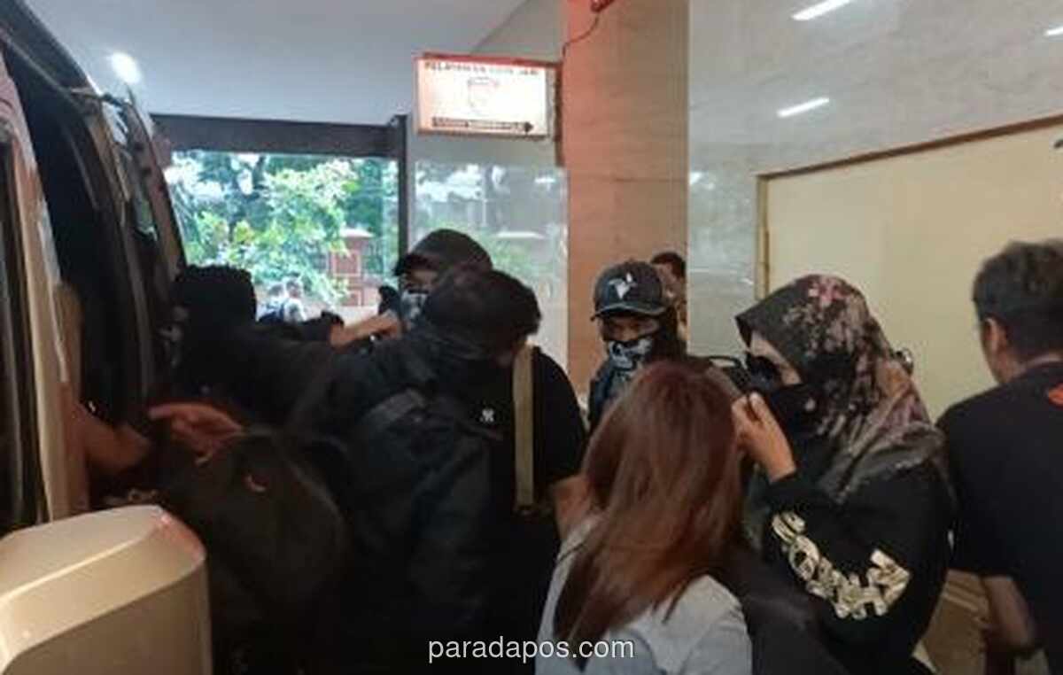 Istri dan Dua Anak Bandar Narkoba Ko Erwin Diborgol, Tiba di Bareskrim untuk Diperiksa atas TPPU