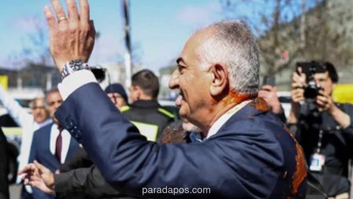 Reza Pahlavi Dilempar Cairan Merah Usai Serukan Perang Lawan Iran di Berlin