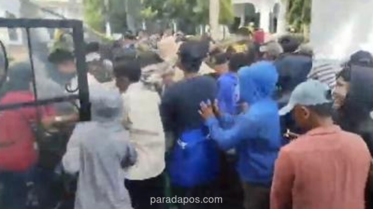 Ratusan Warga Takalar Ricuh di Kantor Bupati, Tolak Proyek Kawasan Industri yang Ancam Petani Rumput Laut