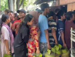 Warga Tuban Berebut dan Antre Panjang Dapatkan Elpiji 3 Kg