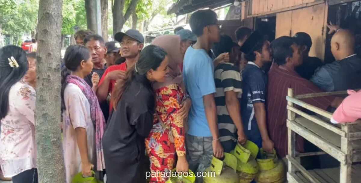 Warga Tuban Berebut dan Antre Panjang Dapatkan Elpiji 3 Kg