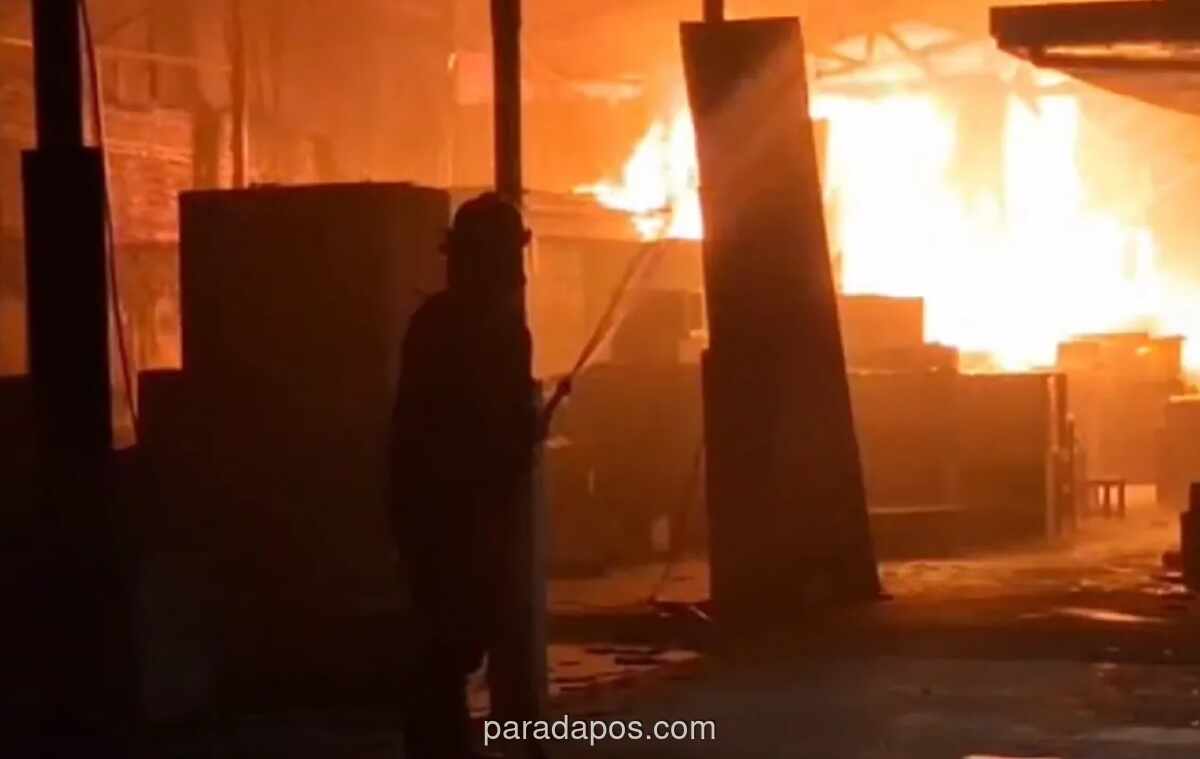 Gudang Kayu di Sidoarjo Ludes Terbakar, Diduga Akibat Korsleting