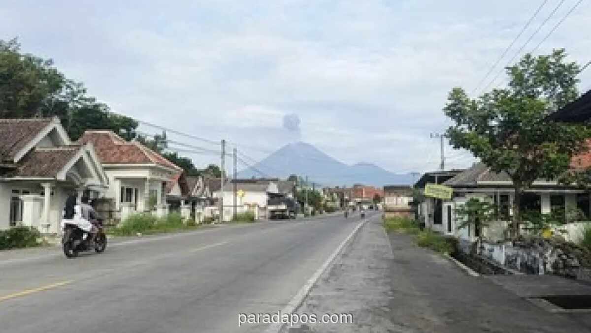 Gunung Semeru Erupsi Tiga Kali, Status Tetap Siaga