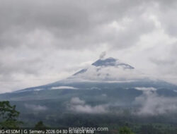 Gunung Semeru Erupsi, Kolom Abu Setinggi 500 Meter Terpantau ke Barat Daya