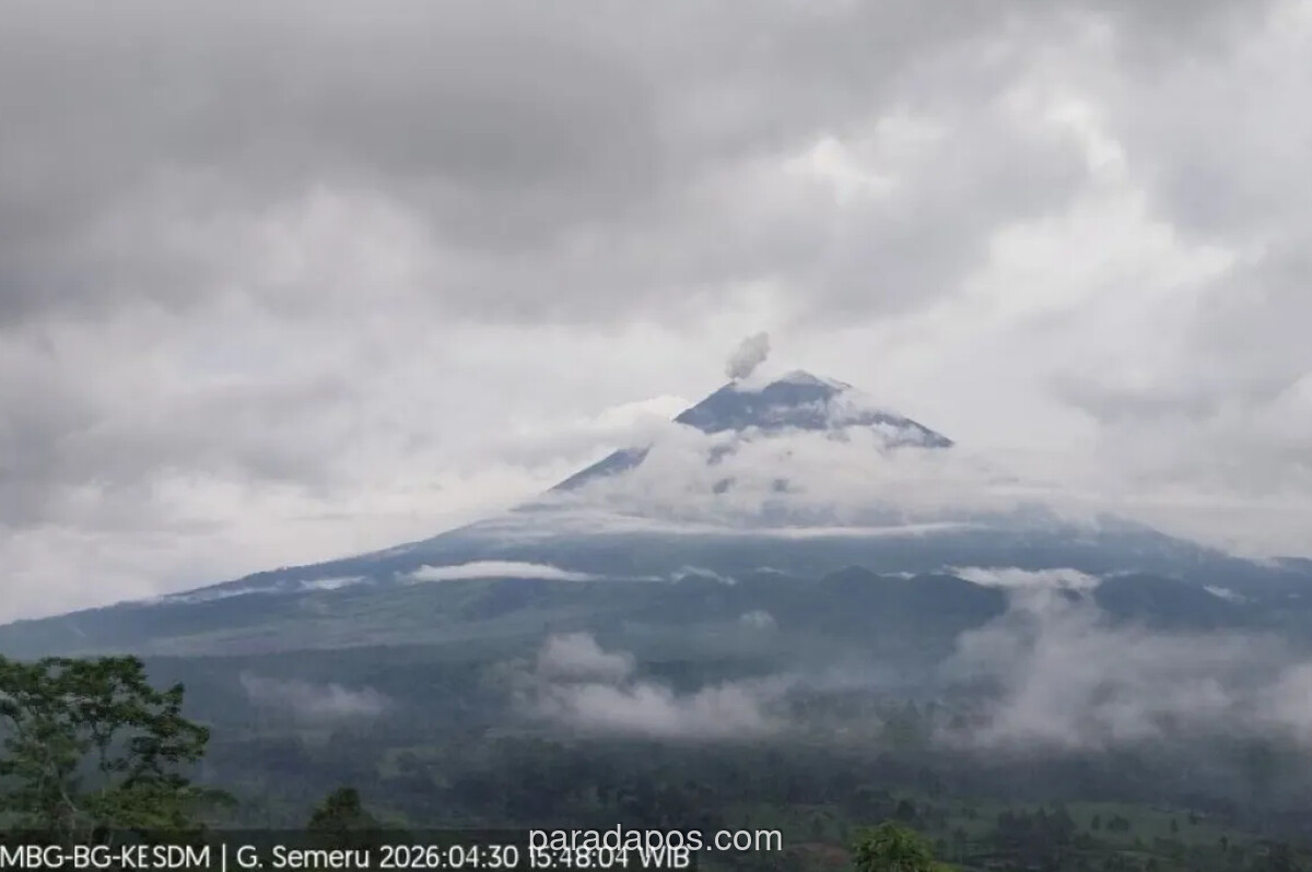Gunung Semeru Erupsi, Kolom Abu Setinggi 500 Meter Terpantau ke Barat Daya