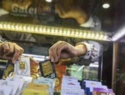 Harga Emas Antam Turun Rp16.000 per Gram, Buyback Ikut Terkoreksi