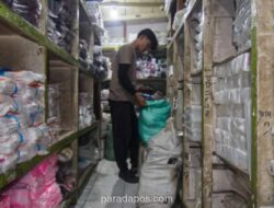 Kelangkaan dan Lonjakan Harga Plastik Hantam Pelaku Usaha di Padang