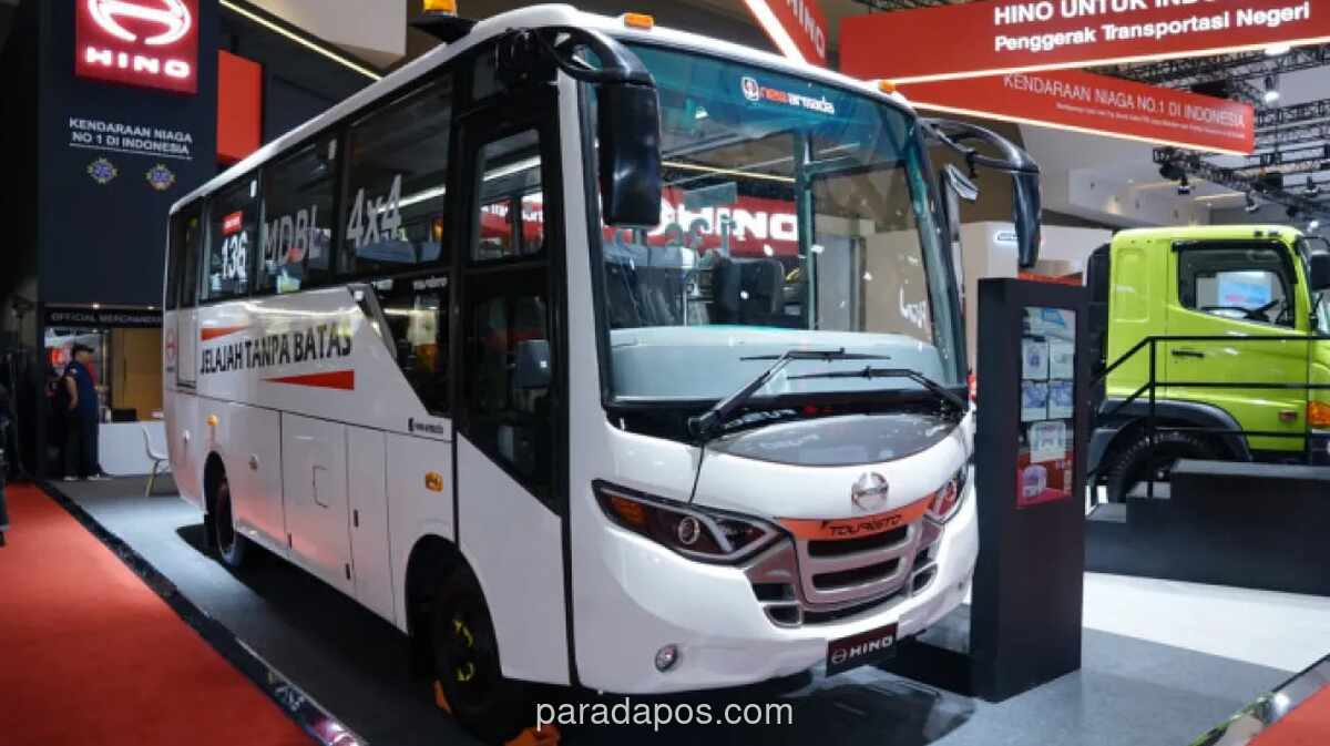 Hino Serahkan Unit Perdana Bus 4x4 untuk Tambang kepada Kontraktor Sultra