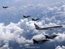 Pesawat Kepresidenan Dikawal Formasi Jet Tempur dalam Rangka HUT ke-80 TNI AU