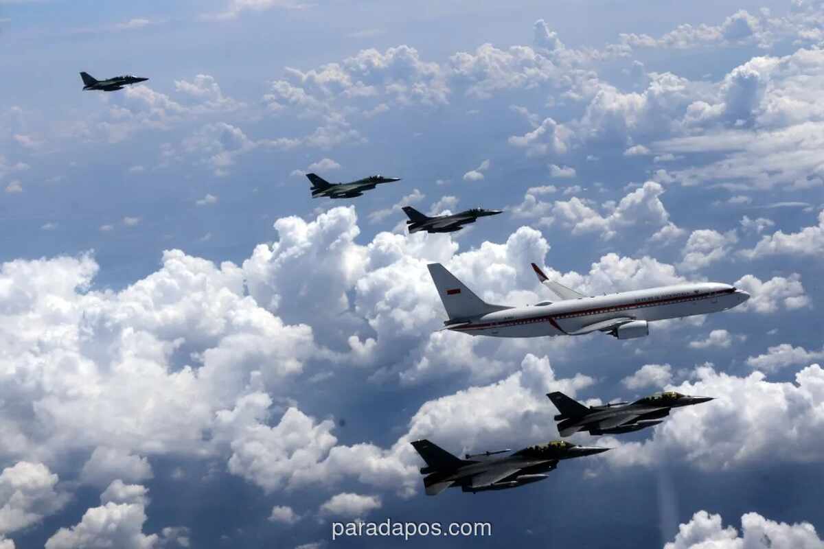 Pesawat Kepresidenan Dikawal Formasi Jet Tempur dalam Rangka HUT ke-80 TNI AU