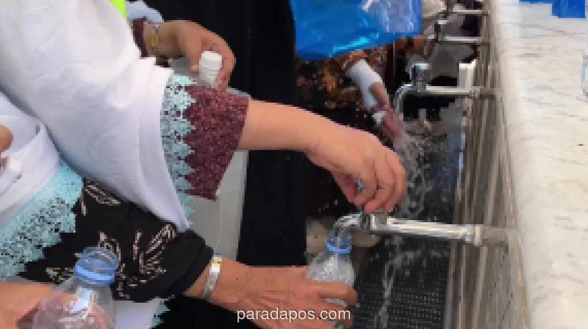 Jemaah Haji Indonesia Manfaatkan Layanan Air Zamzam Gratis di Area Masjid Nabawi