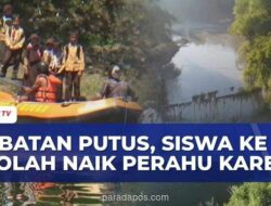 Warga Jember Terpaksa Seberangi Sungai Pakai Rakit Bambu Usai Jembatan Putus