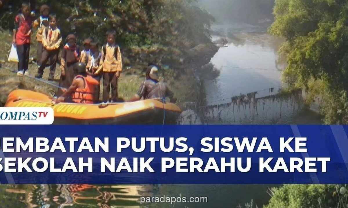 Warga Jember Terpaksa Seberangi Sungai Pakai Rakit Bambu Usai Jembatan Putus