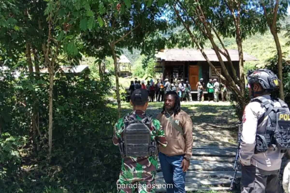 Jenazah Guru Honorer di Puncak Jaya Dievakuasi Aparat Lewat Medan Longsor
