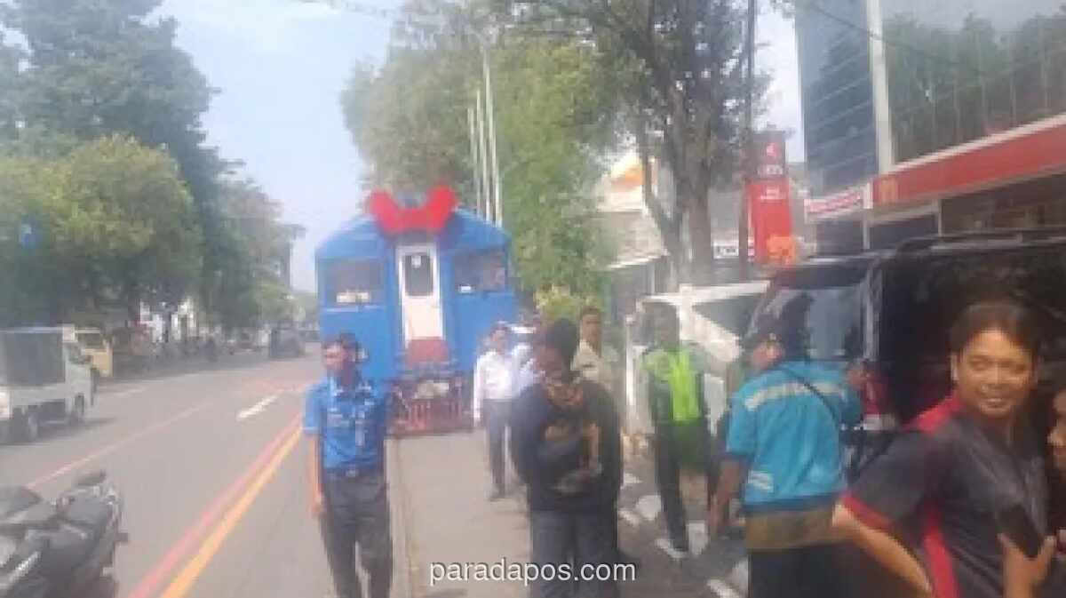 Mobil Land Cruiser Wisatawan Parkir Mepet Rel, Perjalanan KA Bathara Kresna di Solo Terhenti