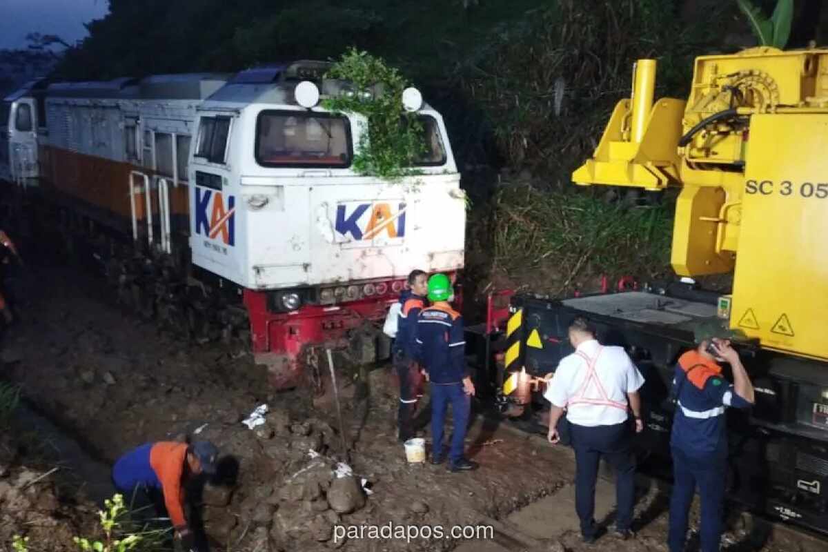 Layanan Kereta Api Lintas Bandung Barat Kembali Normal Setelah Longsor