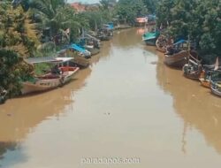 Sampah dan Pendangkalan Hambat Aktivitas Nelayan di Kali Blanakan Subang