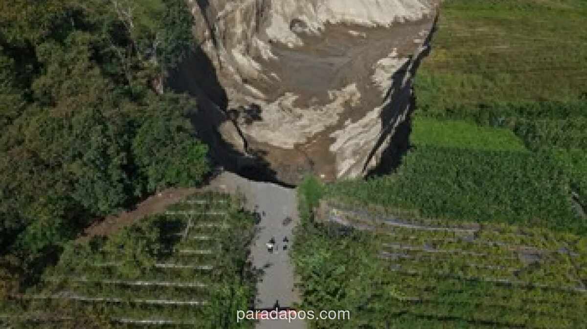 Tito Karnavian Tinjau Langsung Sinkhole di Aceh Tengah, Pastikan Longsoran Tak Ancam Lahan Warga