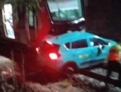 Tabrakan Beruntun di Bekasi: KRL Ditabrak Taksi, Lalu Dihantam KA Argo Bromo Anggrek