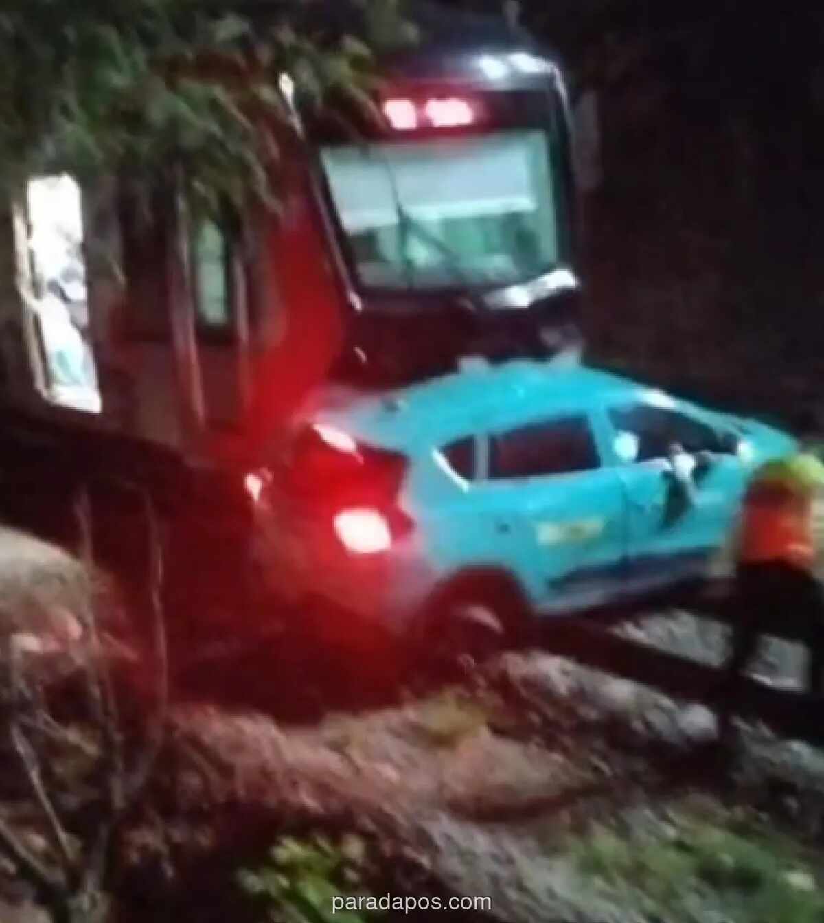 Tabrakan Beruntun di Bekasi: KRL Ditabrak Taksi, Lalu Dihantam KA Argo Bromo Anggrek