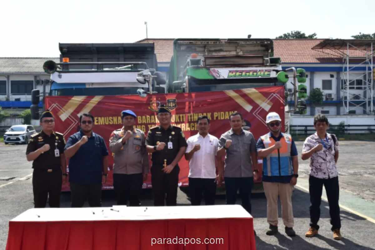 Kejari Tanjung Perak Musnahkan 100 Ton Pupuk Ilegal di Pasuruan