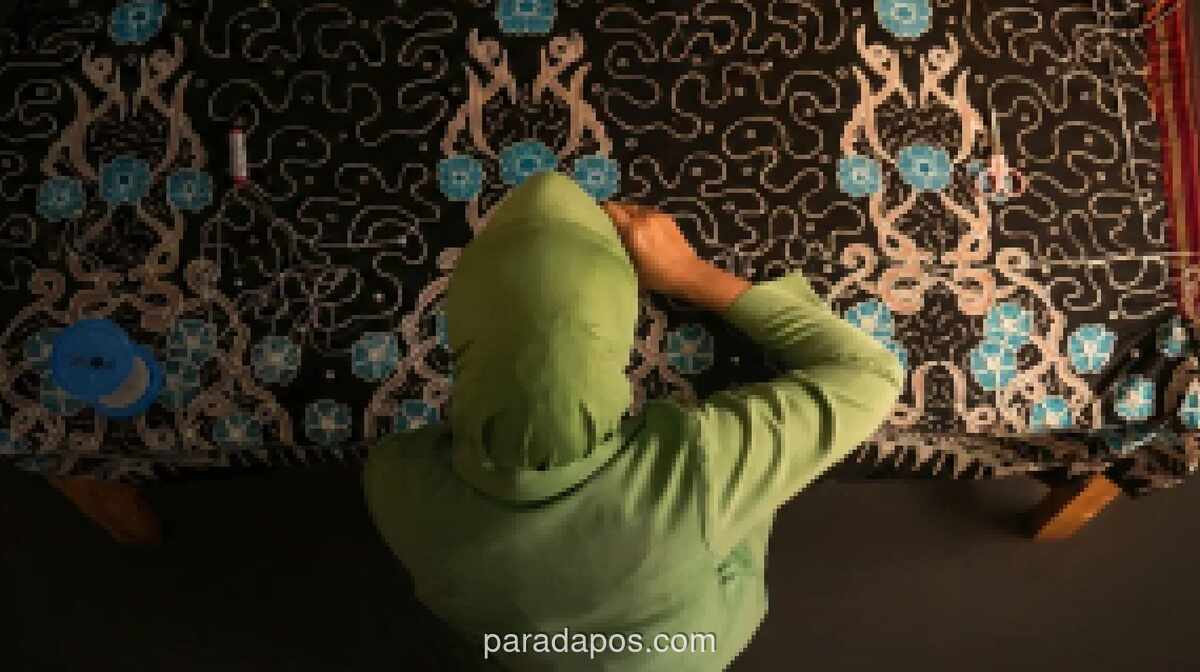 Bidan Lampung Padukan Tugas Medis dengan Pelestarian Kain Tapis