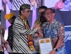 Komisioner KI Pusat Gede Narayana Raih Penghargaan Tokoh Hindu Inspiratif dari KMHDI