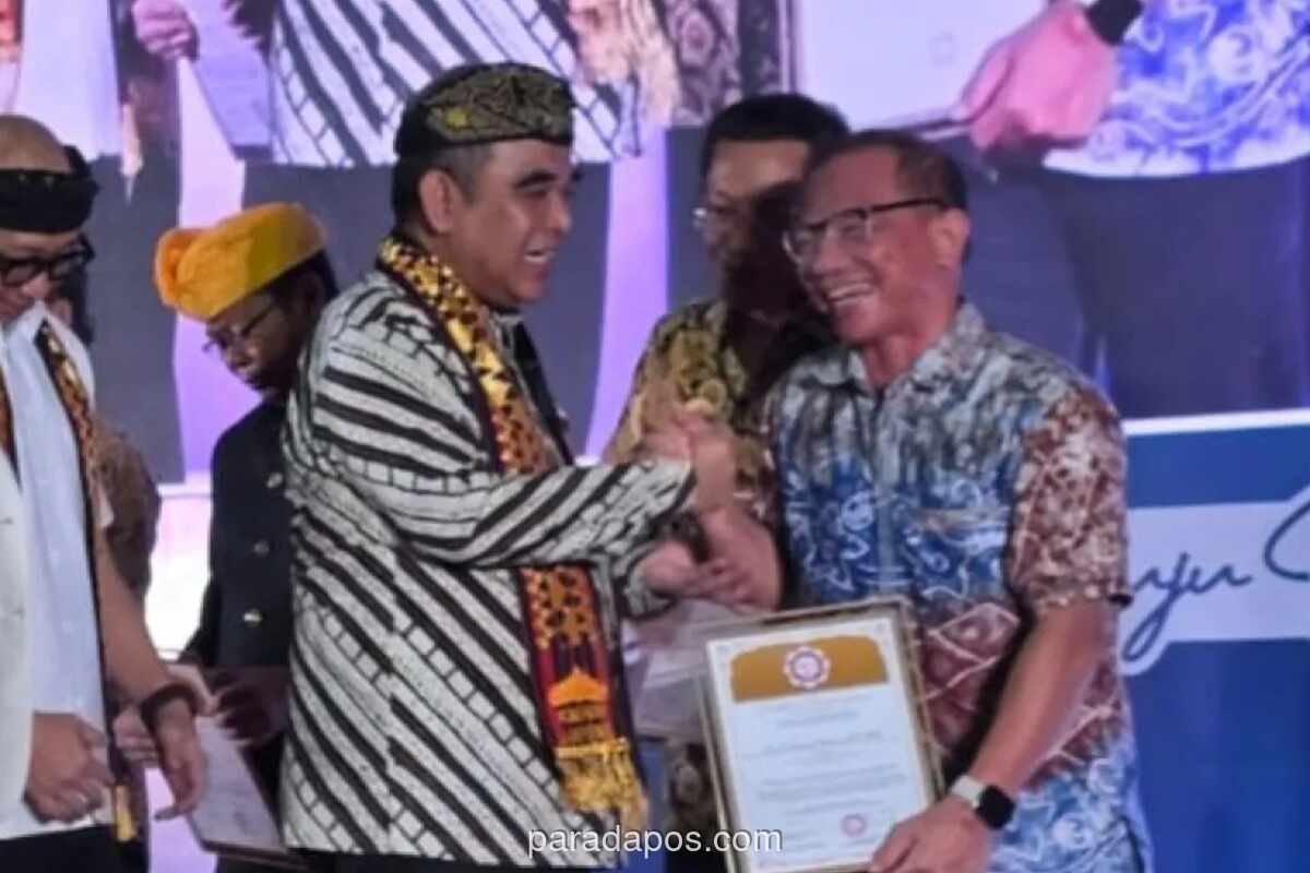 Komisioner KI Pusat Gede Narayana Raih Penghargaan Tokoh Hindu Inspiratif dari KMHDI