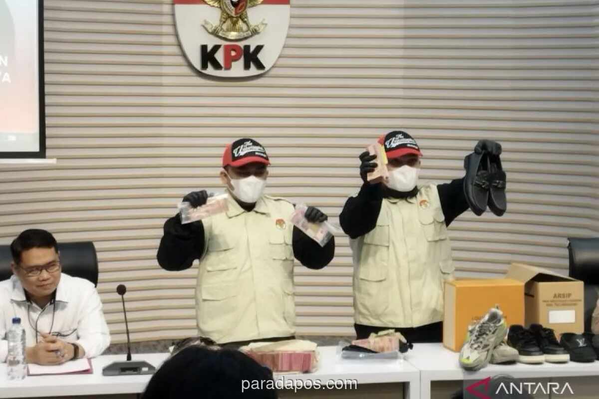 KPK Sita Rp335 Juta dan Sepatu Mewah Rp129 Juta dari Bupati Tulungagung
