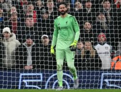 Arne Slot Konfirmasi Alisson Absen Lawan Man City, Isak Kembali Berlatih