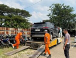 Polisi Amankan Toyota Innova Zenik Usai Tabrak Motor di Karawang